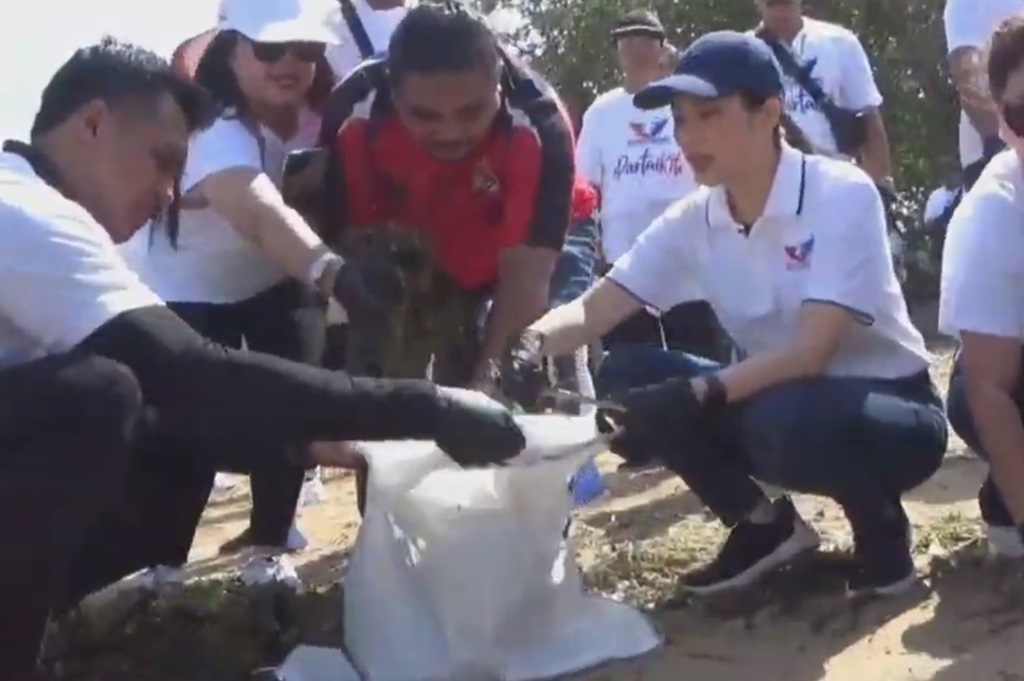Angela Tanoesoedibjo dan Kader Partai Perindo Bersih-Bersih Sampah di Pantai Mertasari Bali 