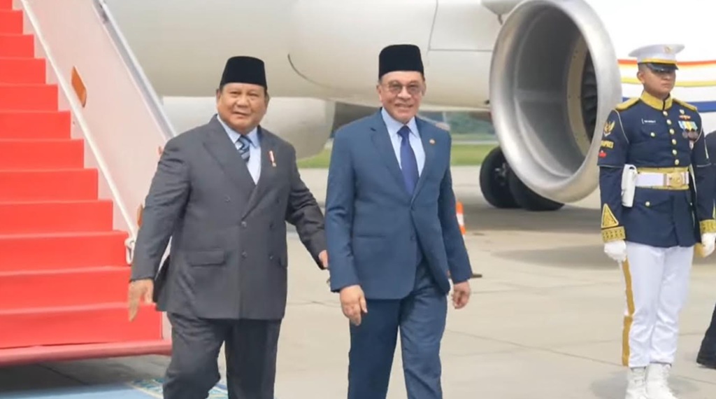 PM Malaysia Anwar Ibrahim Tiba di Indonesia, Disambut Presiden Prabowo 