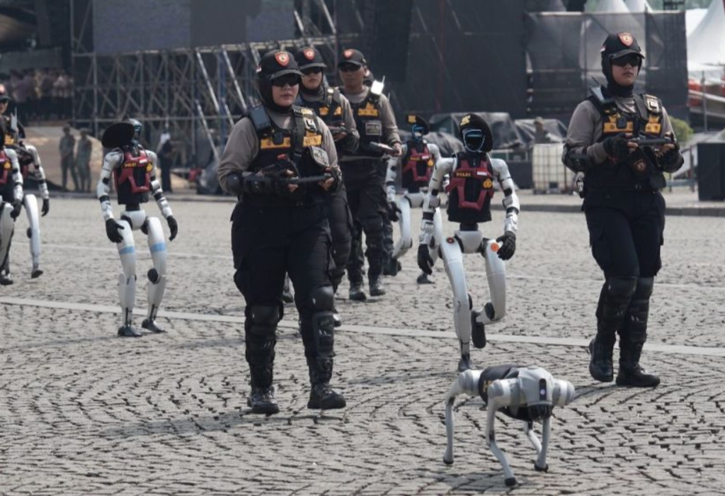 Foto-Foto Robot Canggih Berpenampilan Polisi di Monas jelang HUT Bhayangkara