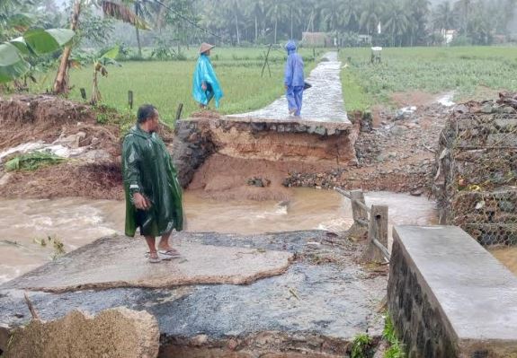 Banjir dan Longsor Terjang Trenggalek, 7 Rumah Rusak 2 Jembatan Putus 