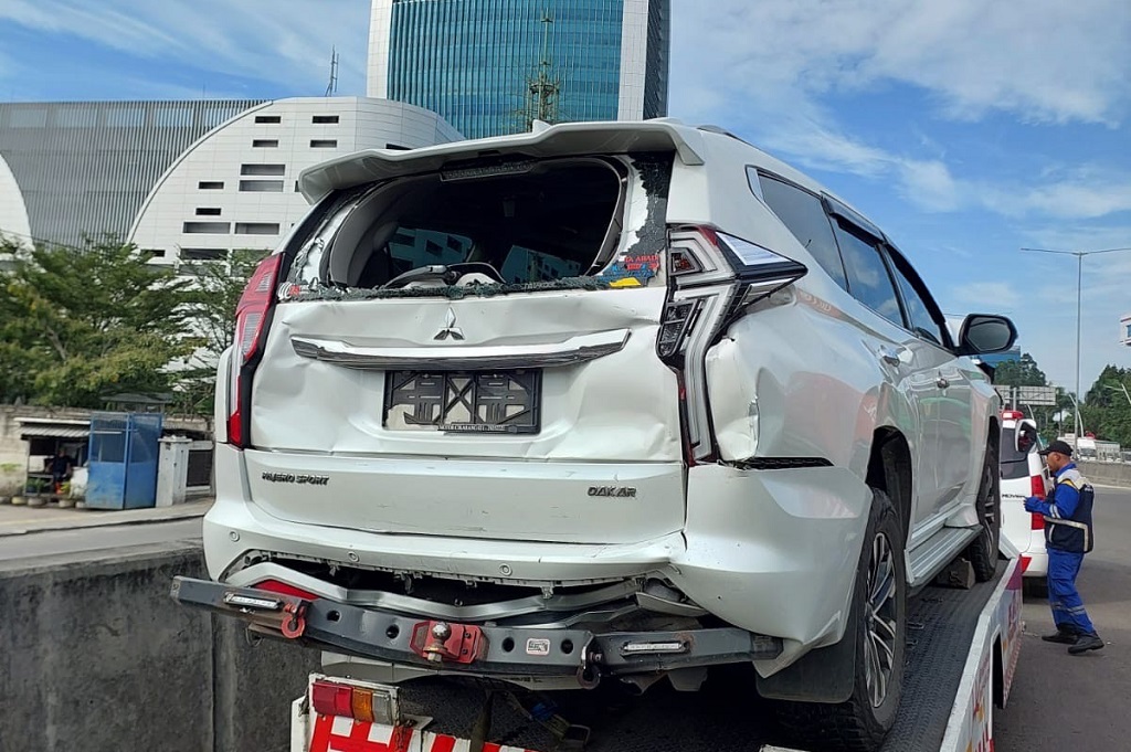 Rem Mendadak, Pajero Dihantam Truk hingga Ringsek di Jakut