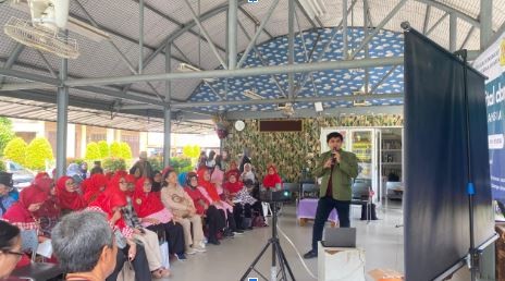 Tangkal Hoaks, Mahasiswa Komunikasi UPN Jakarta Ajak Lansia Melek Digital
