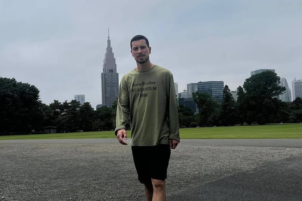 Thom Haye Pamer Foto di Jepang, Kode Gabung Klub J-League?