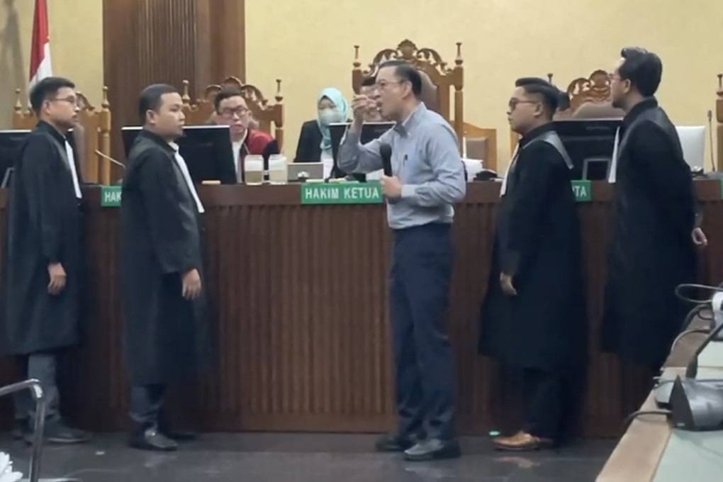 Tom Lembong Makan Gula Rafinasi di Ruang Sidang: Saya Bete, Dibilang Bahaya