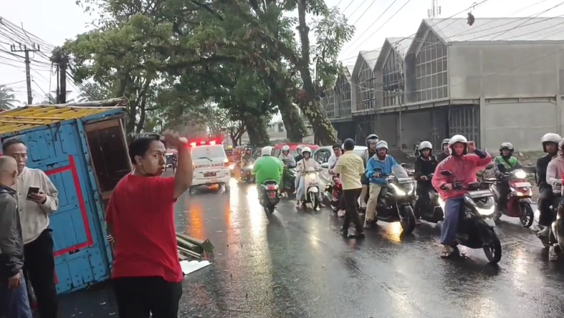 Truk Tabrak Sejumlah Kendaraan dan Kios Warga di Cianjur, 1 Orang Tewas 3 Luka-luka