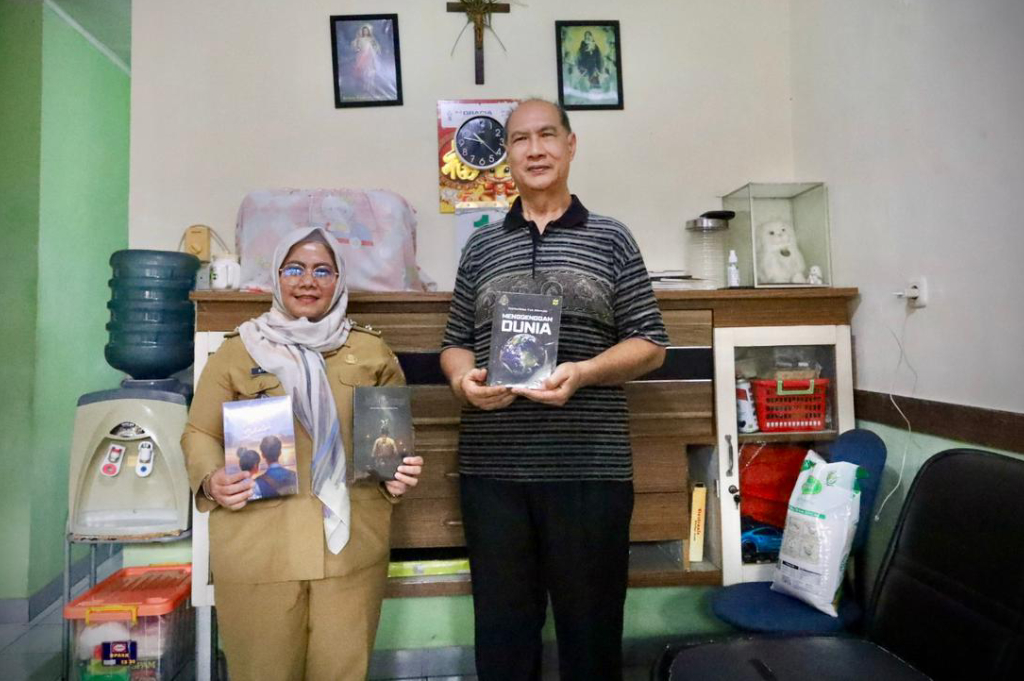 Tunanetra Bukan Halangan: Pria Ini Menulis Buku Tanpa Melihat Huruf Sekalipun!
