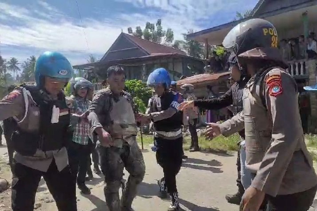 Ricuh! Eksekusi Lahan di Polewali Mandar, Aparat Dilempari Batu hingga Bom Molotov