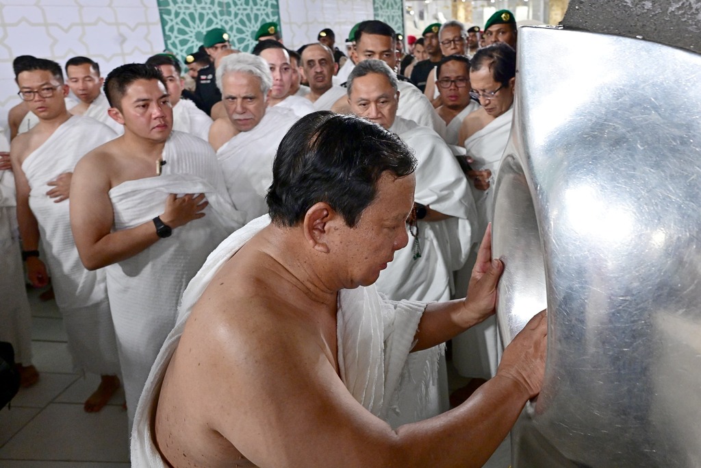 Foto-Foto Prabowo Umrah dan Cium Hajar Aswad