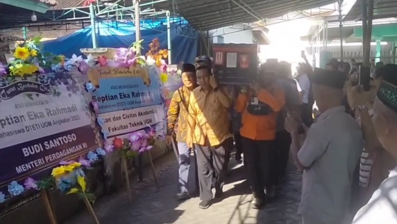 Tangis Keluarga Pecah Sambut Jenazah Mahasiswa KKN UGM di Rumah Duka Sumbawa