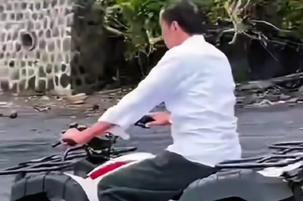 Jokowi Asyik Main ATV di Pantai Bareng Cucu, Sudah Sembuh?