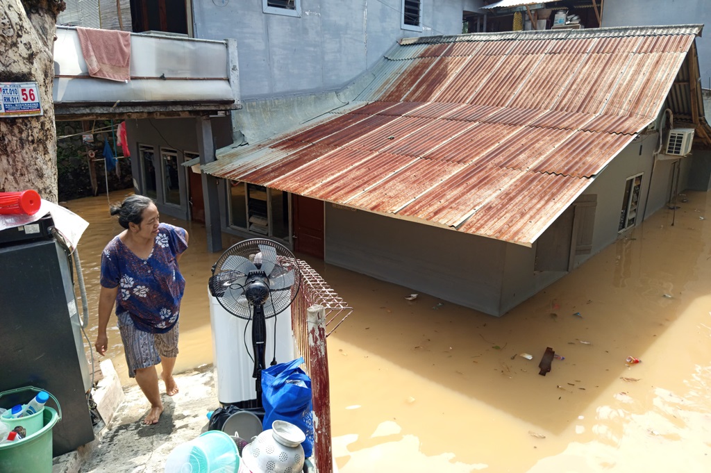 Banjir Terjang Bidara Cina Jaktim, Air Rendam Permukiman 10 Jam Lebih