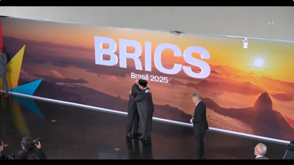 Pelukan Hangat Presiden Brasil Sambut Kedatangan Perdana Prabowo di KTT BRICS