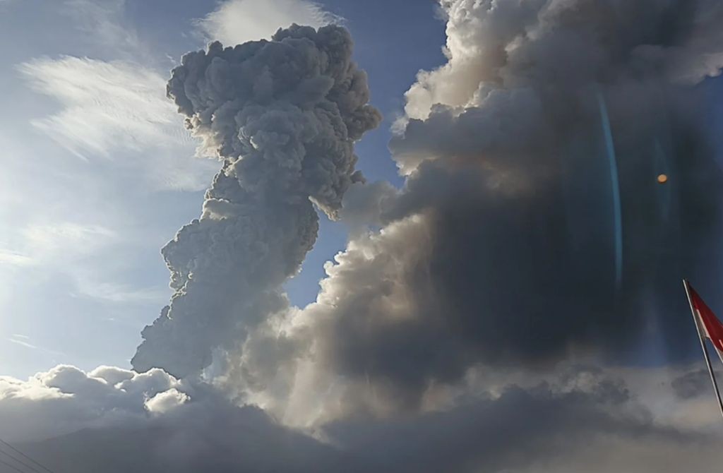 Gunung Lewotobi Laki-Laki Meletus Dahsyat, Jepang Kaji Peringatan Tsunami