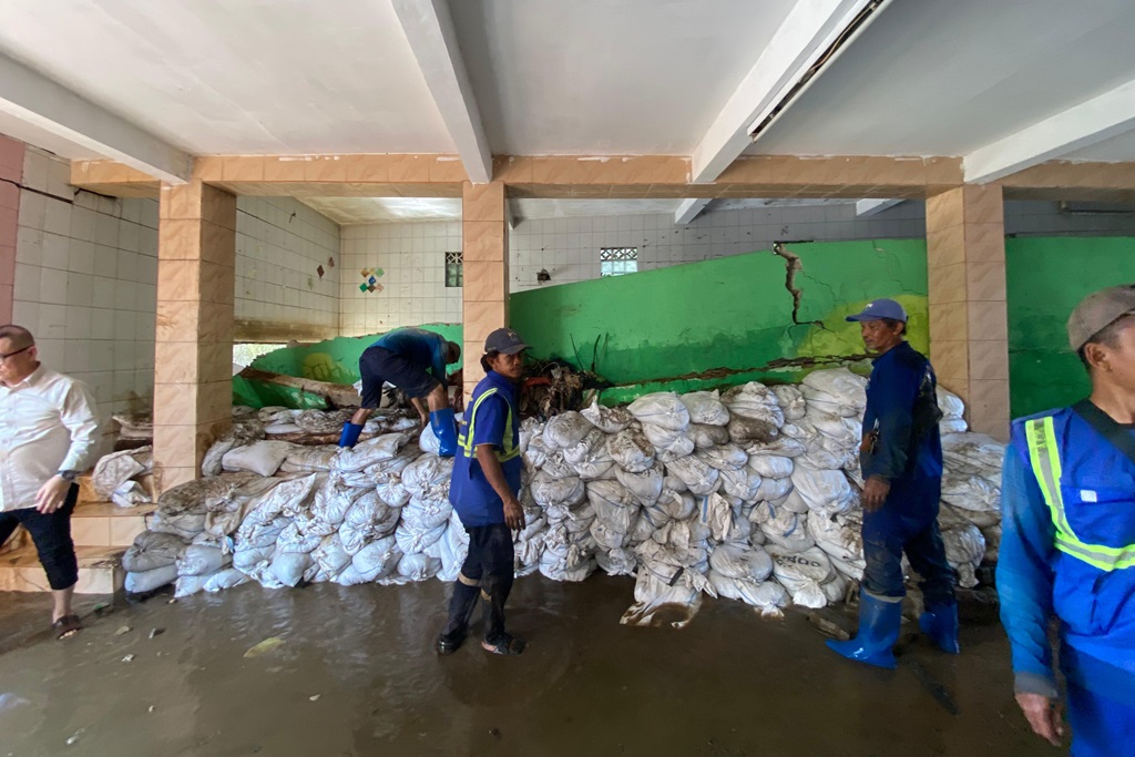 Banjir di Jati Padang Jaksel, Dinas SDA Bikin Tanggul Darurat Pakai Karung Pasir