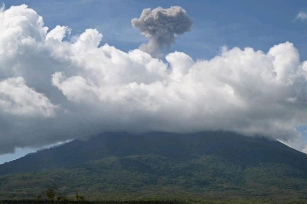 Gunung Ile Lewotolok di NTT Erupsi, Kolom Abu Menjulang 700 Meter ke Langit