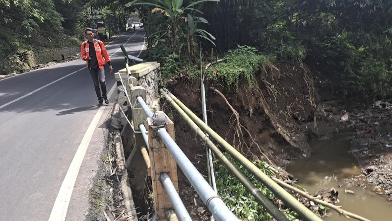 Jembatan Keramat di Jalan Kolonel Masturi Lembang Terancam Ambruk akibat Terkikis Longsor