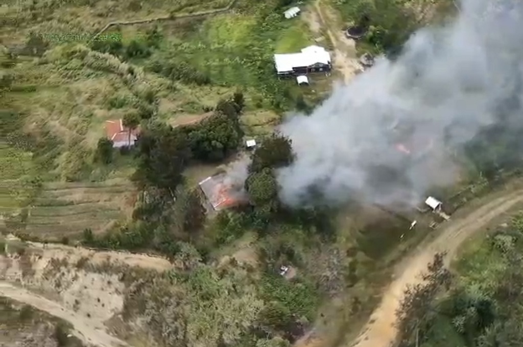 KKB Bakar Rumah Bupati Puncak di Distrik Omukia Papua Tengah