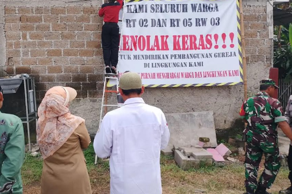 Warga Bareng Pemkot Kompak Cabut Spanduk Penolakan Gereja di Depok