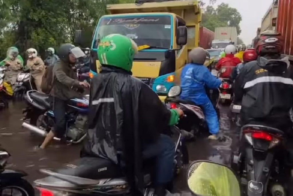 Tergenang Banjir, Jalan Raya Cakung-Cilincing Macet