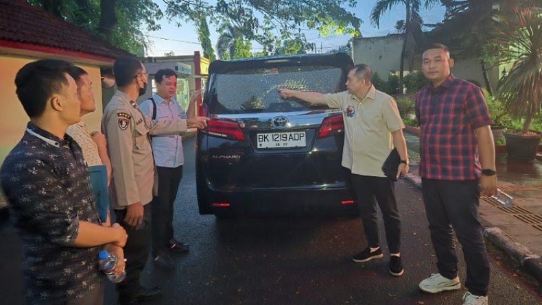 Kunker ke Dapil, Mobil Anggota DPRD Sumut Dilempar Batu oleh OTK hingga Kaca Pecah
