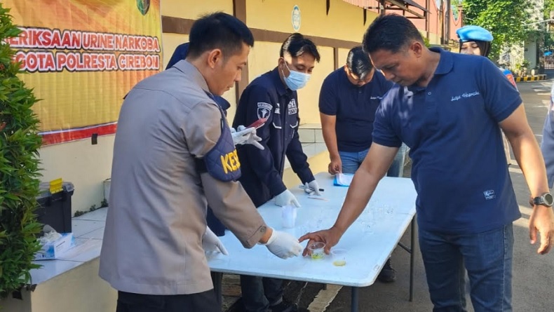 Puluhan Personel Polresta Cirebon Tiba-Tiba Dites Urine