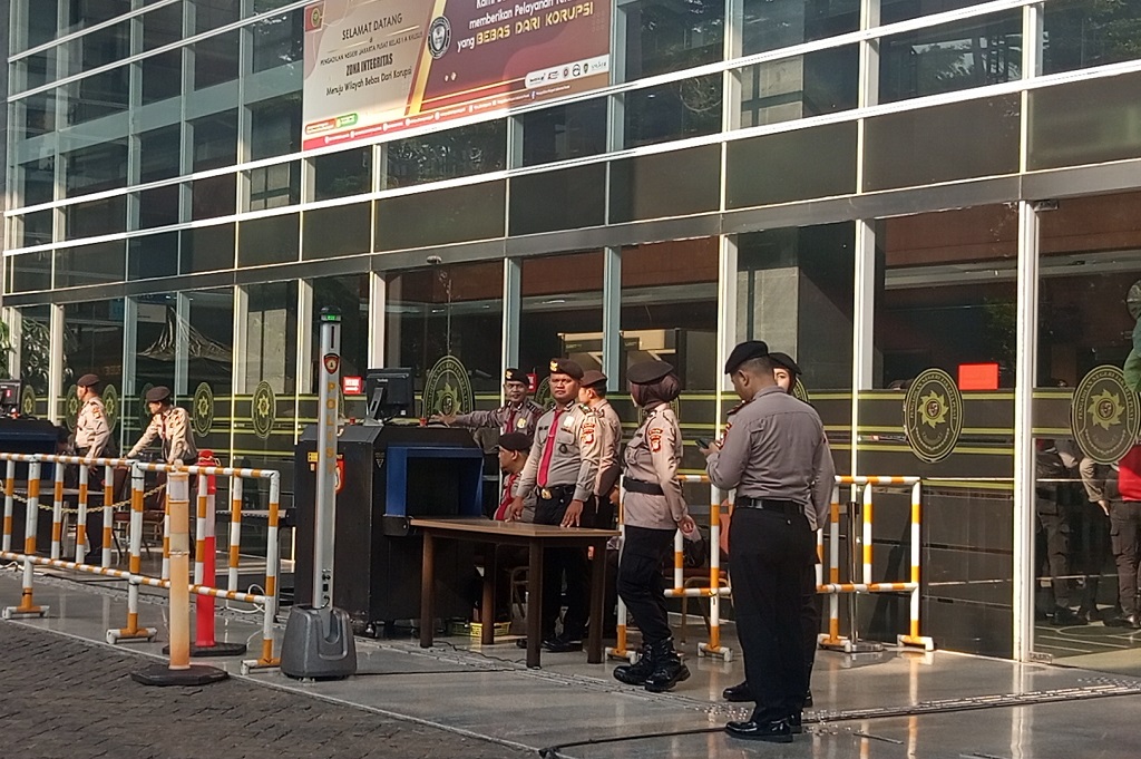 Sidang Pleidoi Hasto, Pengunjung Diperiksa dengan Mesin X-Ray