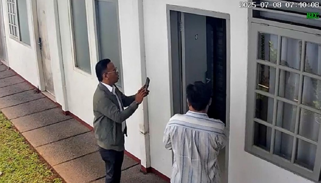 Rekaman CCTV Detik-Detik Diplomat Kemlu Ditemukan Tewas oleh Penjaga Kos