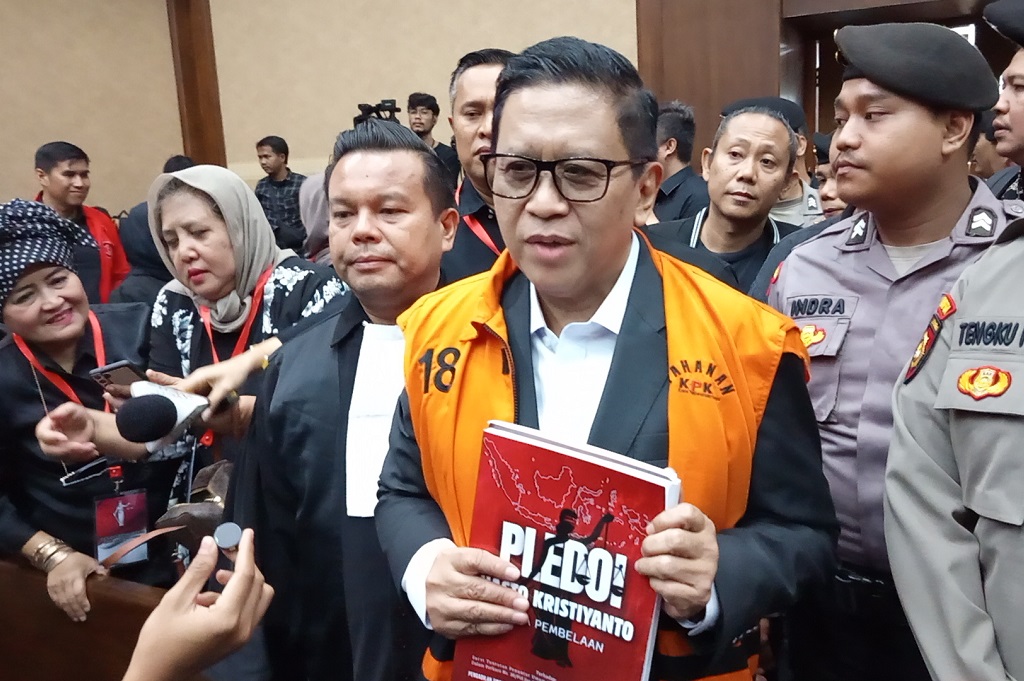 Hasto Tiba di Pengadilan Tipikor, Pamer Buku Pleidoi Hasil Tulisan Sendiri