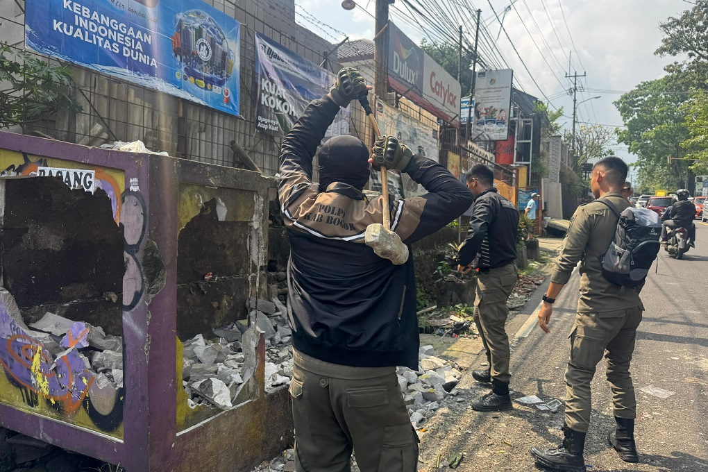 12 TPS Ilegal dan Bangunan Liar di Puncak Bogor Dibongkar
