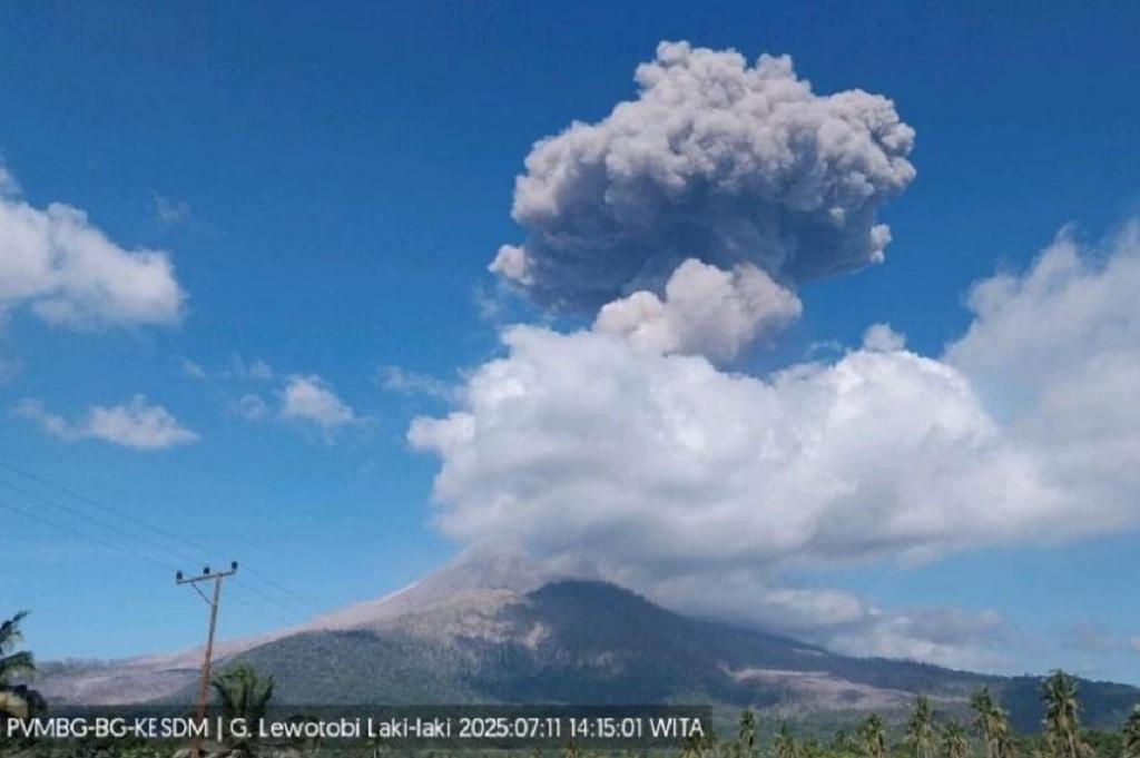 Gunung Lewotobi Laki-Laki Kembali Meletus Dahsyat, Muntahkan Abu Setinggi 4 Km