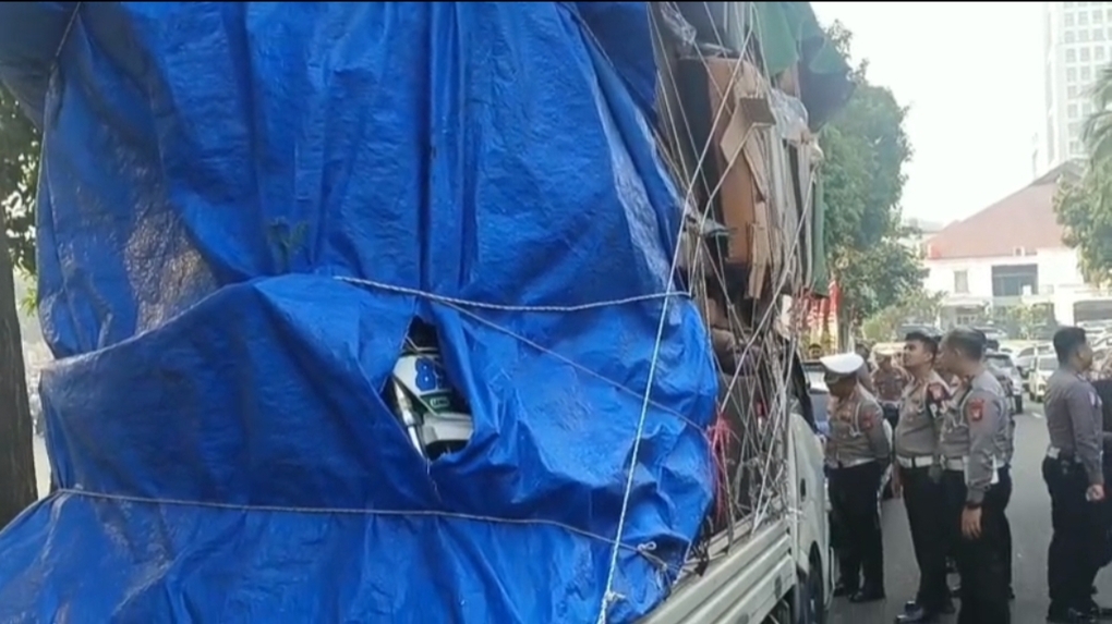 Aksi Kejar-kejaran Polisi dan Pick Up Overload, Tabrak Lapak Pedagang hingga Mobil Patroli