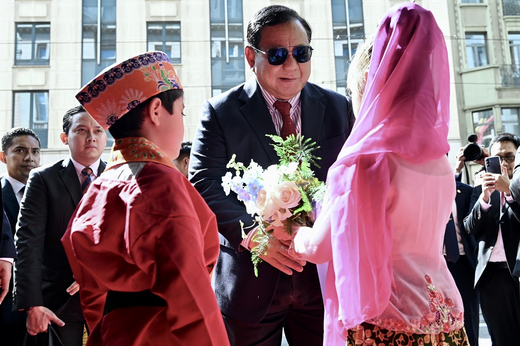 Momen Prabowo Disambut Hangat di Belgia, Terima Bunga dari Anak Diaspora