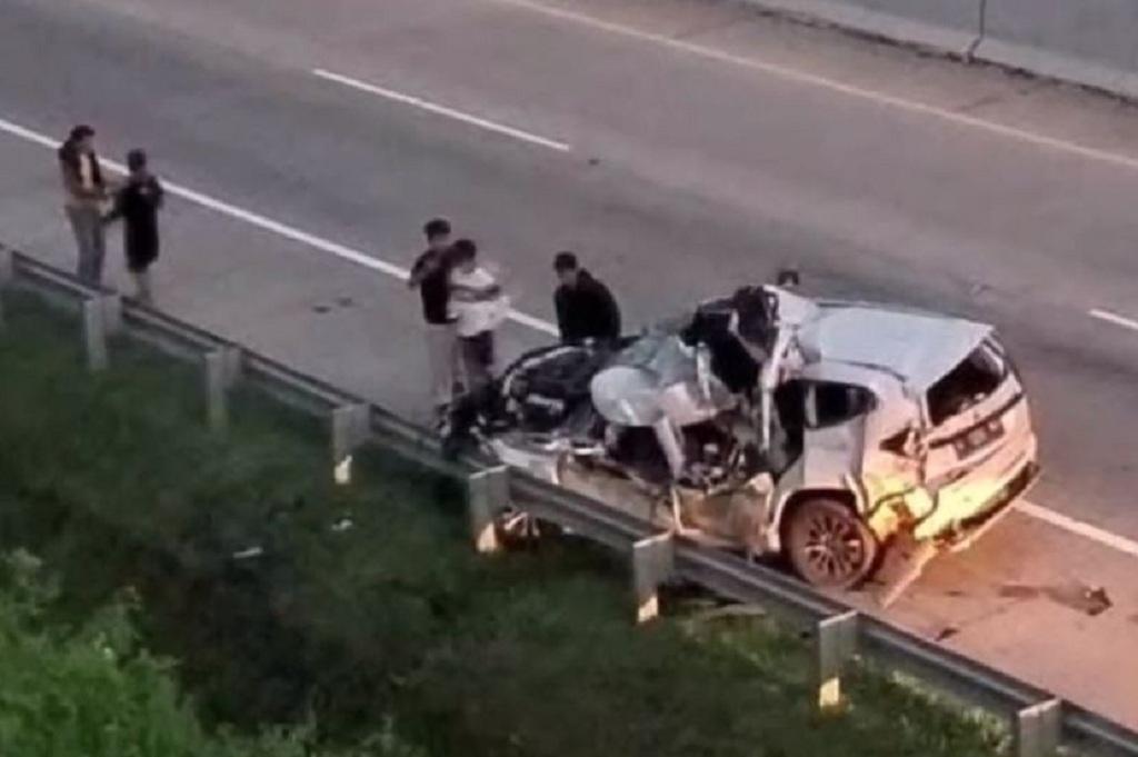 Kecelakaan Maut Mobil Tabrak Truk di Tol Semarang-Batang, 3 Orang Tewas