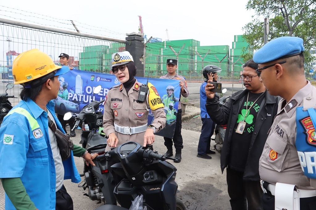 Operasi Patuh Jaya 2025, Polisi Temukan Pemotor Pakai Helm Proyek di Jakut
