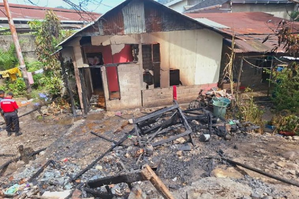 Kebakaran Kedai Minyak di Padang Hanguskan Rumah dan 2 Becak Motor, 2 Orang Luka