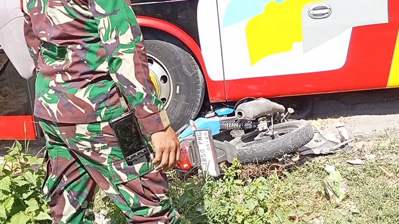 Bus Menyalip Tabrakan dengan Pemotor di Bangkalan, Petugas PLN Terluka Parah