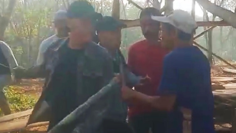 Viral! Sekelompok Preman Bawa Sajam Mengamuk di Lebak, Rusak Tanaman dan Ancam Petani