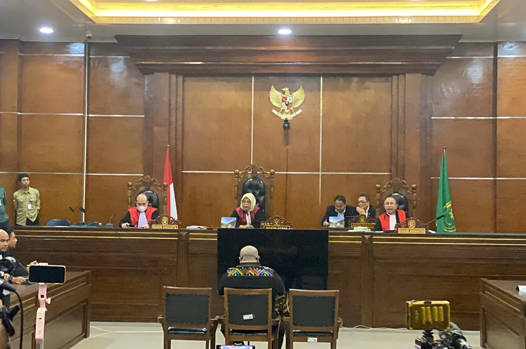 Razman Kena Semprot Hakim gegara Main HP saat Jaksa Baca Tuntutan