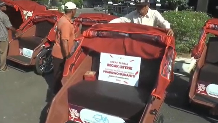 25 Tukang Becak di Pemalang Terima Becak Listrik dari Presiden Prabowo