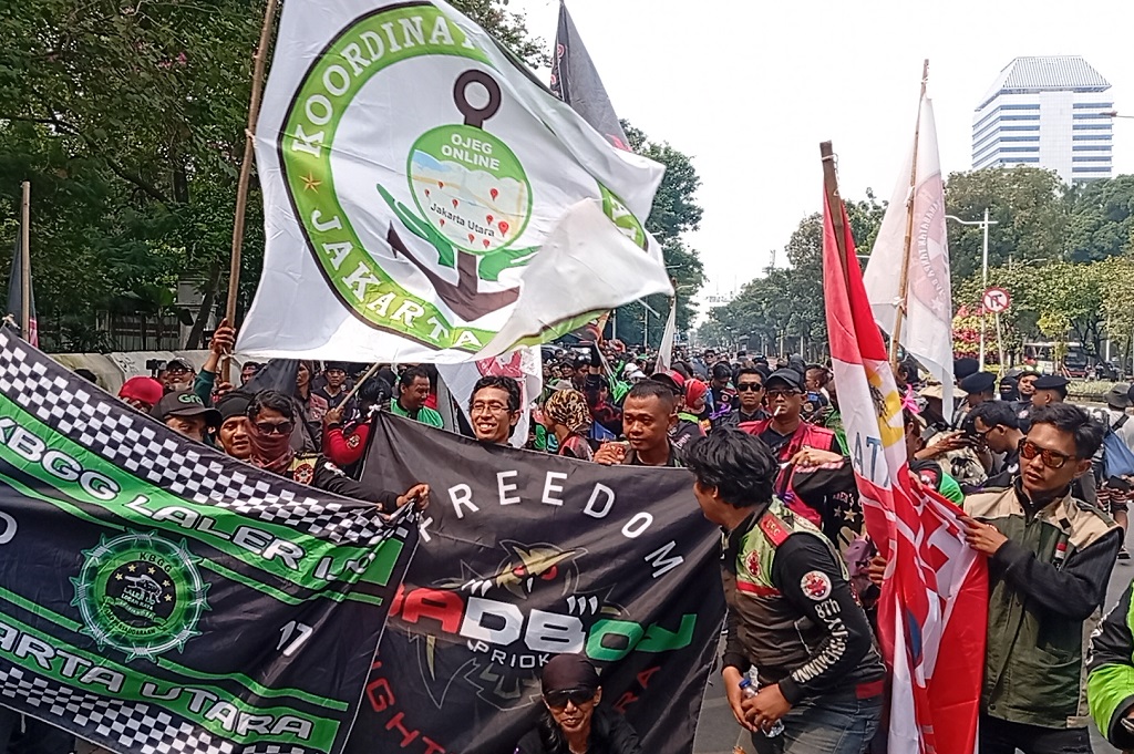 Aksi Demo, Massa Ojol Padati Kawasan Monas Jakpus