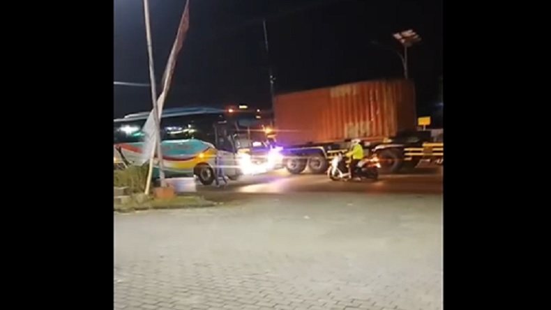 Viral! Bus Sugeng Rahayu di Mojokerto Ngeblong Tak Mau Antre Macet Dipaksa Mundur Polisi