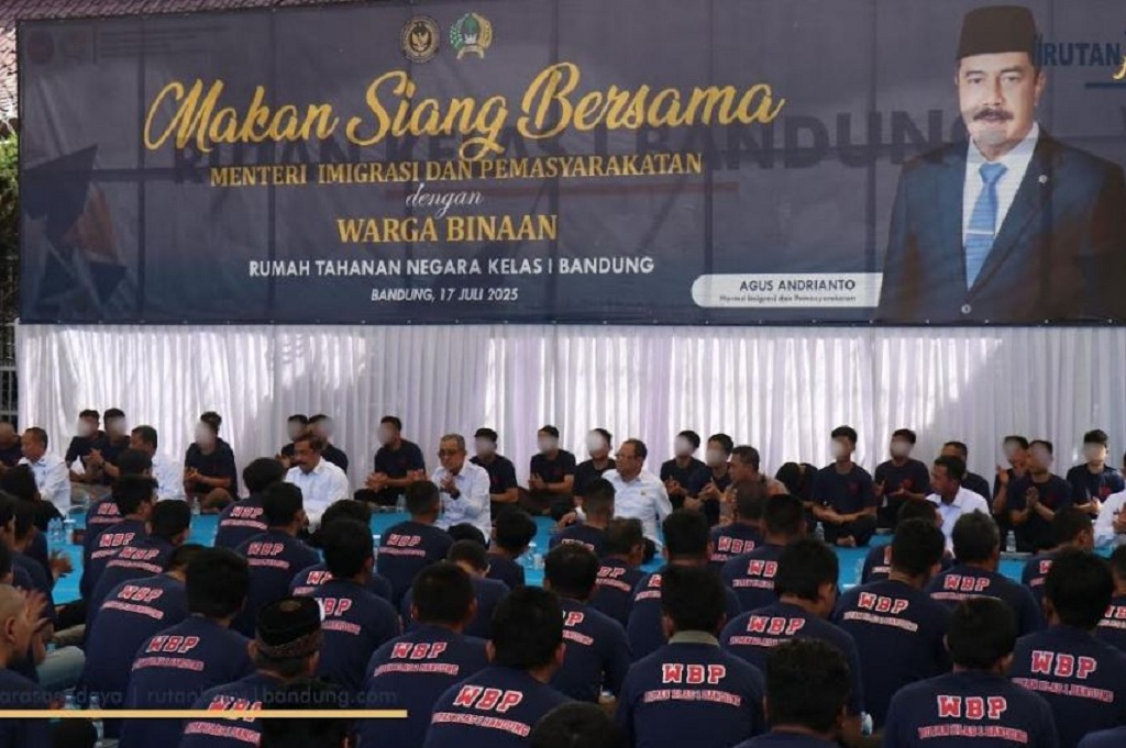 Kunjungi Rutan Kebonwaru, Menteri Imipas Lesehan Makan Bersama Warga Binaan