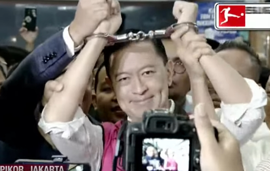 Tom Lembong Angkat Tangan Terborgol usai Divonis 4,5 Tahun Penjara
