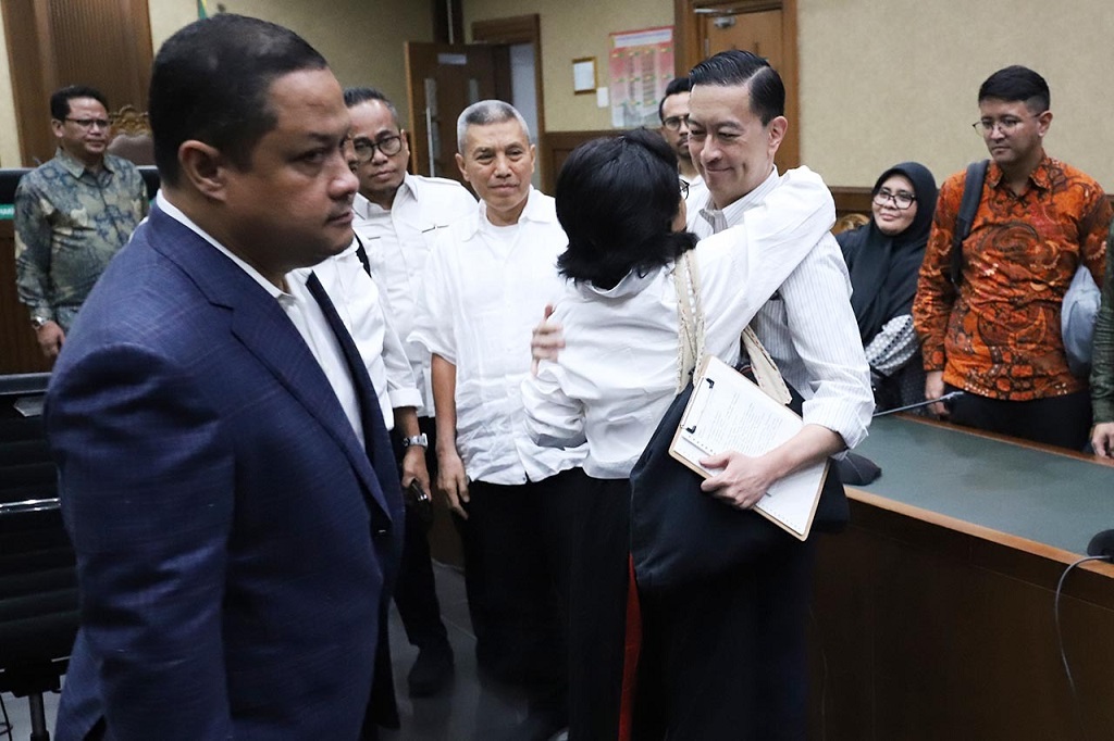 Momen Tom Lembong Peluk Istri usai Divonis 4,5 Tahun Penjara