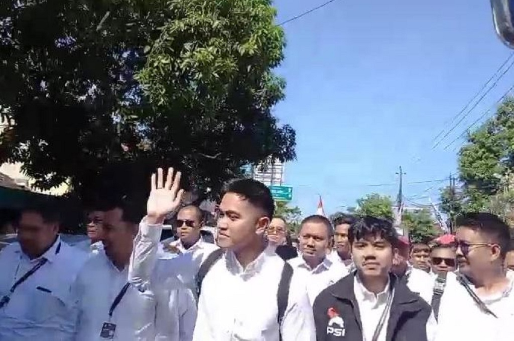 Kaesang Pangarep Jalan Kaki Menuju Kongres PSI di Solo, Diiringi Ratusan Pendukung! 