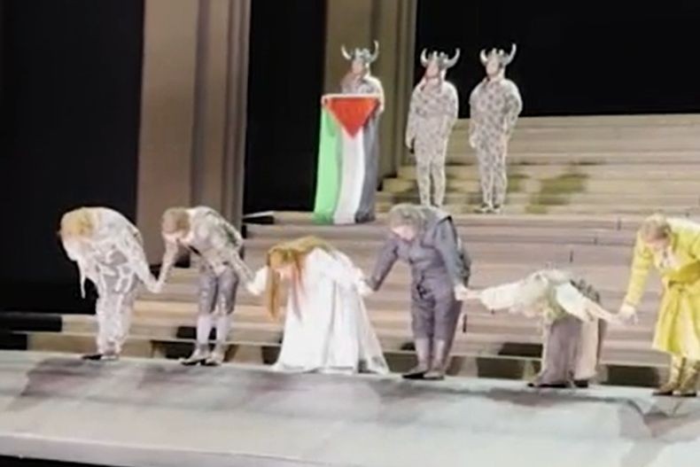 Heboh, Penampil Paduan Suara Bentangkan Bendera Palestina saat Show di Royal Opera House London