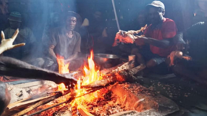 Hadiri Reses Legislator Perindo Paniai, Warga Bakar Ayam Bareng dan Curhat soal Listrik