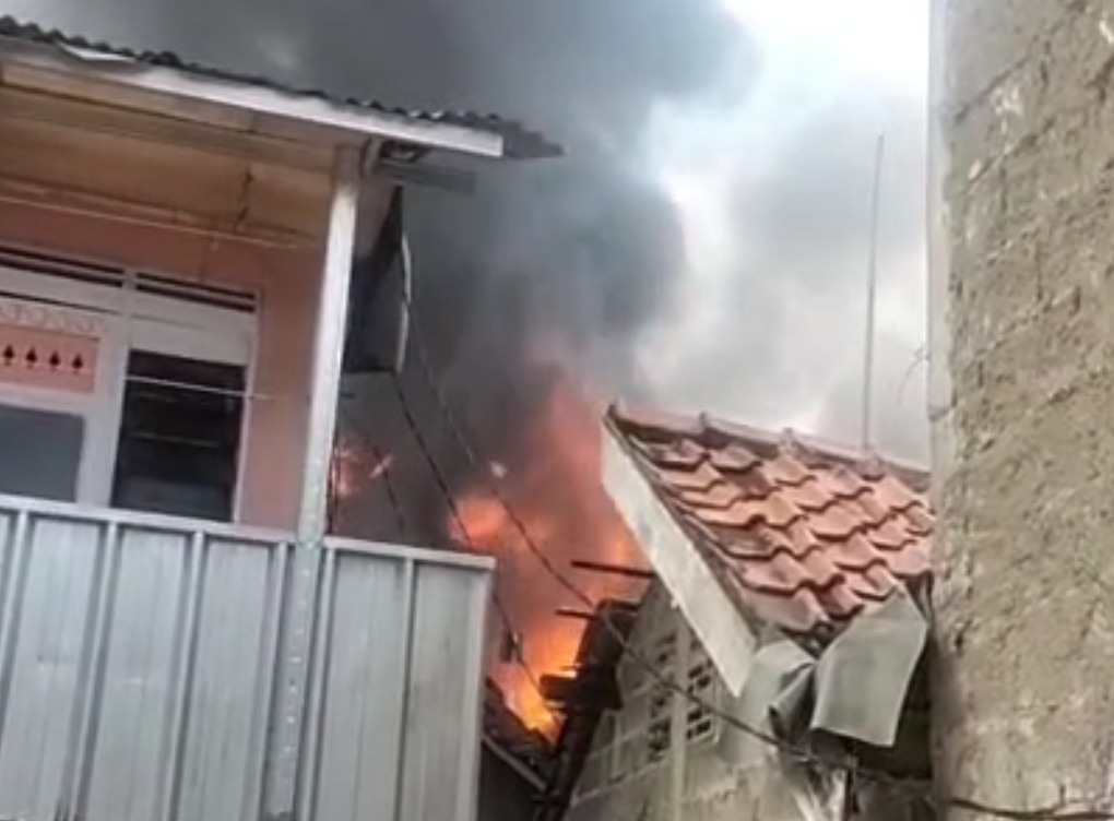 Kebakaran Rumah di Menteng Jakpus, Asap Hitam Membubung Tinggi