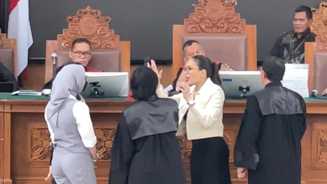 Viral Nikita Mirzani Tuduh Reza Gladys Atur Hakim dan Jaksa!