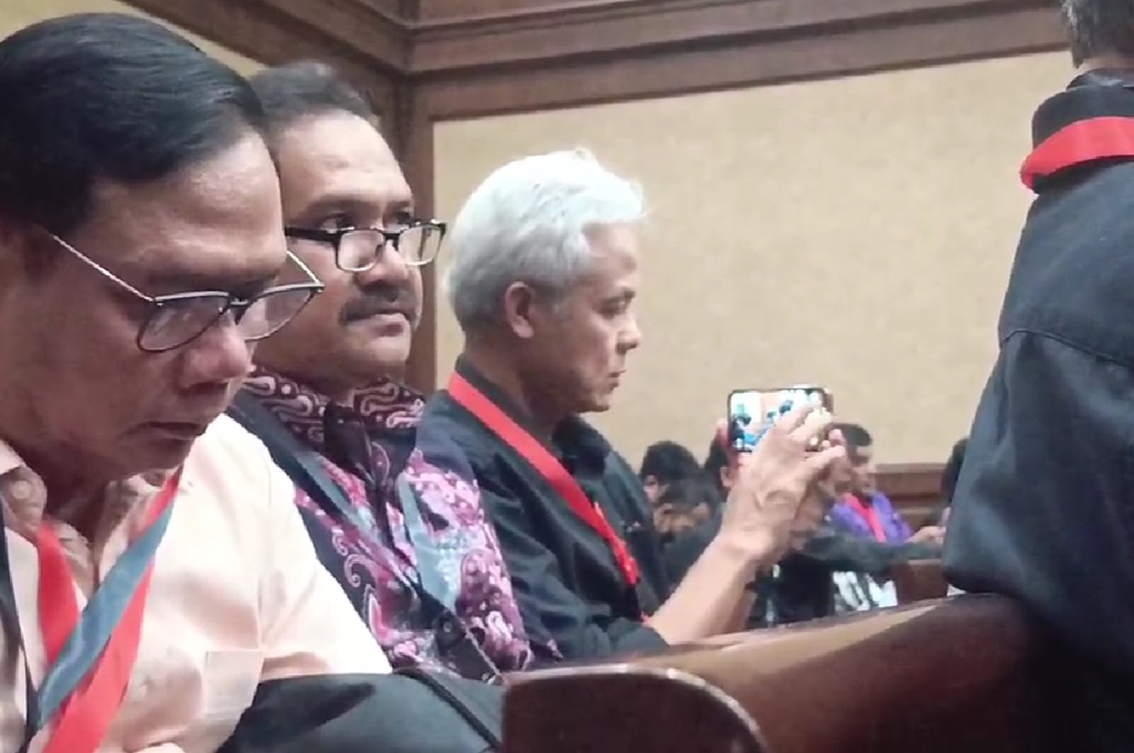 Ganjar hingga Adian Napitupulu Hadiri Sidang Vonis Hasto, Kompak Berpakaian Hitam